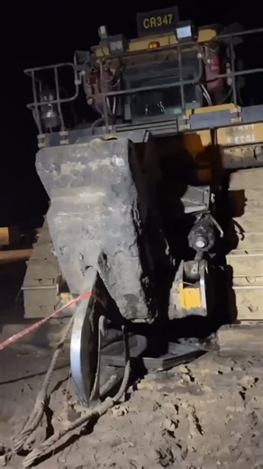 Mining Mayhem on Instagram: "D11 ripper lift cylinders snapped ⚡️ couple of quick welds and back into it!! 😝 #miningmayhem #d11"