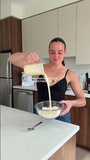 High Protein Cottage Cheese Pancakes have just under 30g protein per serving✨🫐🥞🍓🍯 (RECIPE BELOW)