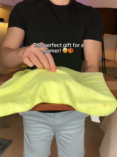 Gift this mini console and watch them relive the 80s/90s! Preloaded with 2000 classic games, easy controls, rechargeable, small enough for pocket. Perfect for kids, teens or adults who miss old-school gaming. Family multiplayer mode too! Launching January 2026 – join waitlist in bio for 20% off early access! 🌟 Who would you gift this to? Comment! 👇 #RetroConsoleGift #MiniGaming #FamilyGaming #2000Games #GiftIdeas #Coming2026