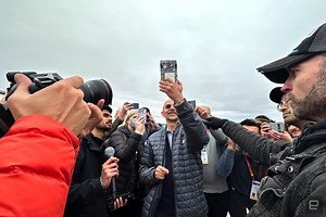 Qualcomm's Snapdragon Satellite will let Android phones text off the grid