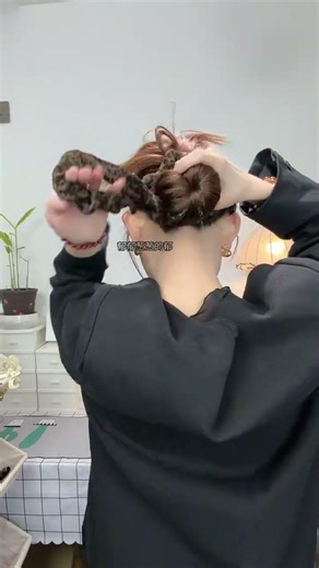Effortless Firework Head Style Tutorial: Chic & Easy Hair Tie Look