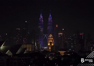 21K views · 944 reactions | #2023 : Tiada percikan bunga api secara besar-besaran,hanya persembahan limpahan cahaya lampu mewarnai Menara Berkembar Petronas yang turut serta menyambut ambang tahun baharu 2023 secara sedarhana namun tetap menampilkan kelainan.  Hisyom Omar | BERNAMA | BERNAMA | Facebook
