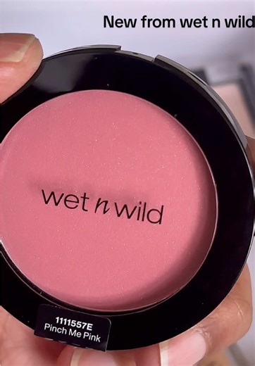 Everything you need for the perfect winter glow! A base that’s super natural with good coverage and lasts all day! Unboxing theses beautiful products from @wetnwildbeauty Products featured: • Prime Focus Clingy Serum Primer • Just Focus Niacinamide Skin Tint • Photo Focus Loose Setting Powder - Soft Pink • Color Icon Blush - Pinch Me The skin tint was a definitely a stand out product for me, the perfect coverage and finish, just gorgeous! AD/PR https://www.amazon.co.uk/stores/page/8D21CA4A-A0D0-