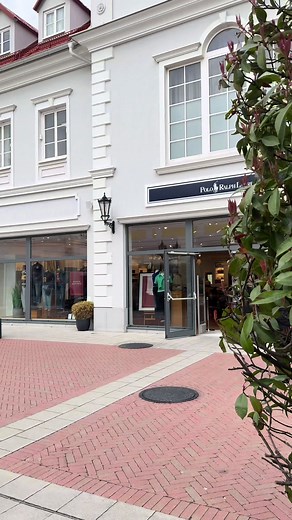 Designer Outlet Parndorf Vienna 🛍️ ‎يعتبر اوت لت حلو وفيه براندات كثير مثل برادا و ڤالنتينو و اقنر وقوتشي ودولتشي اند جابانا و مون بلان و كونش ومايكل كورس و كيت سبيد وكثير براندات عطور وعنايه ومطاعم وكافيهات #vienna #fyp #trending #trend #travel #love #فيينا #اكسبلور #ترند #سفر #outlet #اوتلت #عطور #شنط ‏ #creatorsearchinsights