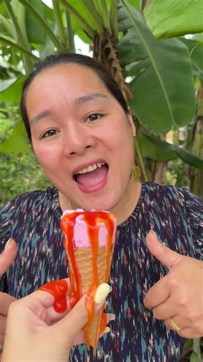 Thử thách nhắm mắt ăn kem ốc quế và tương ớt cùng sốt cay siêu ngon của ba mẹ con😂😂 #shorts