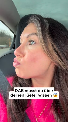 📌 Hier siehst du eine aktive Mobilisations- und Regulationsübung für den Kiefer, die gleichzeitig dein Nervensystem anspricht. Du kombinierst hier 3 Bewegungen, die normalerweise selten bewusst ausgeführt werden: 1.Mund maximal öffnen → schließen •Dehnung der Kaumuskulatur (Masseter, Temporalis) •Mobilisation des Kiefergelenks (TMG) •Lösung von Schutzspannung 2.Unterkiefer aktiv nach vorne schieben •Aktivierung der tiefen Pterygoid-Muskeln •Gegenspannung zum typischen „Zusammenbeißen“ •Entlastu