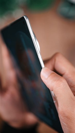 438 reactions · 13 shares | vivo X Fold5, foldable phone yang pertama dari vivo masuk pasaran Malaysia. Apa yang best? ada Shortcut button dan Origin Workbench untuk multitasking dengan lebih efisien. #vivoXFold5 #unboxing #WiserMY | Wiser.my | Facebook