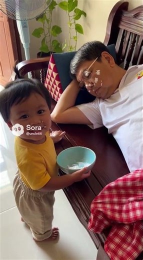 พ่อนอนหลับ ลูกกำลังทำสิ่งที่จะทำให้คุณยิ้ม #ครอบครัว #โมเมนต์ดี