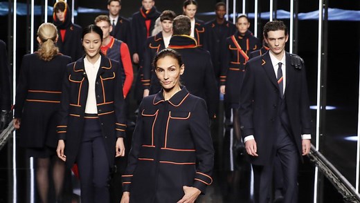 El nuevo uniforme de Iberia cuenta con zapatos planos para las azafatas