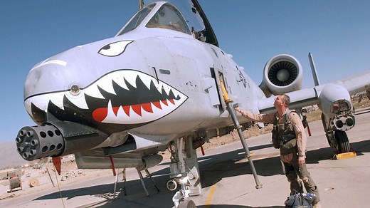 The United States Air Force's A-10 Warthog targets ISIS fighters with this massive gatling gun. | Business Insider