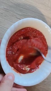 Domowa pizza z szynką i pieczarkami 😋😋😋😋 Ciasto 1,5 szkl mąki pszennej - użyłam mąki wrocławskiej, 1 dag świeżych drożdży, 125 ml letniej wody, 2 łyżki oliwy, 1/2 łyżeczki ziół prowansalskich, solidna szczypta soli, Mąkę wsypałam do miski. dodałam sól i ziola - wymieszałam. Wlałam wodę w której rozpuściłam drożdże i oliwę - zagniotłam jednolite, pulchne ciasto. Wyrobione ciasto przykryłam ściereczką i odstawiłam na ok 30 minut do wyrośnięcia. Po tym czasie z ciasta uformowałam okrągły placek