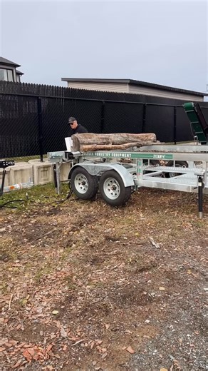 The perfect duo 🪵🪓 The Titan table delivers heavy loads straight into the Red Runner Super Deluxe firewood processor for maximum efficiency. Learn more on valleeforestryequipment.com 📲 | Vallee Forestry Equipment