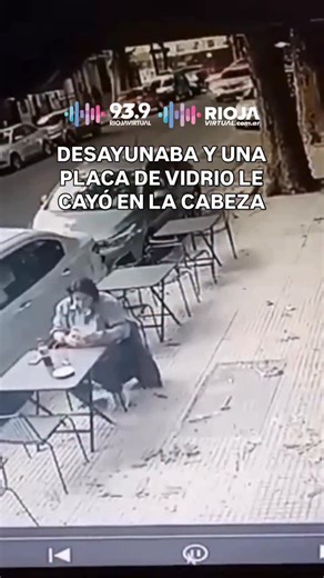 🟥 #Terrible ESTABA DESAYUNANDO EN LA VEREDA Y SE LE CAYÓ UN PANEL DE VIDRIO EN LA CABEZA Un hombre de 50 años resultó herido cuando un panel de vidrio se desprendió del balcón de un cuarto piso y cayó sobre él mientras desayunaba en la vereda de un bar, sobre la calle Ciudad de la Paz al 300 en Capital Federal. A la víctima tuvieron que darle 20 puntos en la cabeza y tiene tres tendones cortados en el brazo izquierdo, aunque está fuera de peligro. El departamento desde donde cayó el vidrio está