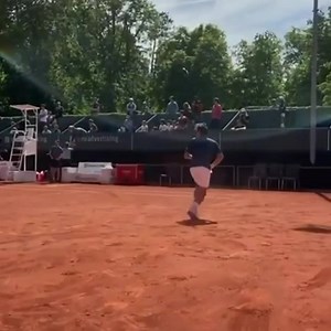 Roger Federer Footwork Analysis 🎾 👉 Federer uses the crossover and cross-behind steps a lot to recover 👉 This is much more energy efficient compared to using mainly side shuffle steps 👉 You’ll cover greater distances using the crossover step 👉 The side shuffle is perfect when covering very small distances 👉 The cross-behind step is also very useful when you end up with the outside foot behind the inner foot Follow @toptennistraining for more tennis tips and inspiration ✅ . . . #roger #fede