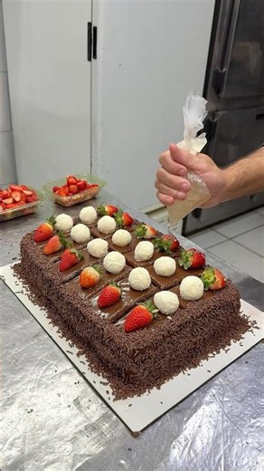 BOLO SENSAÇÃO INCRÍVEL: Morango, Chocolate e Muito Recheio em Uma Receita Perfeita! 🍓🍫#cake #food