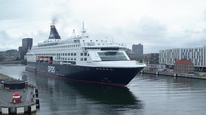 31K views · 347 reactions | Crown Seaways og Pearl Seaways modtager elektricitet fra land for at reducere CO2 udledninger og støj, til fordel for klimaet, og vores naboer ved terminalen i København Du kan se hvordan det foregår i denne video af Danish Shipping  | DFDS Danmark | Facebook