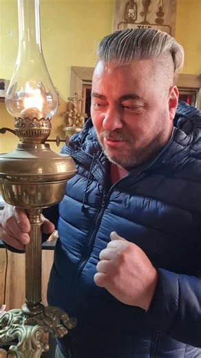 Salutare tuturor! Vă prezint o altă lampă din perioada Victoriană,impecabilă și funcțională 100%. Cine o dorește o poate achiziționa la prețul de 450 de lei transport la alegere și plata în cont. | TheLamp Man