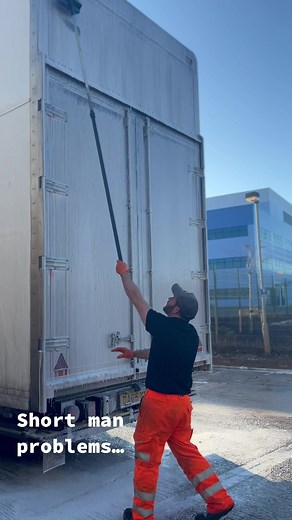 What he lacks in height he makes up for with the quality of his washes 😉 #truckwash #pressurewashing #fyp #lorrydriver #44tonnearmy #trucker #lorry