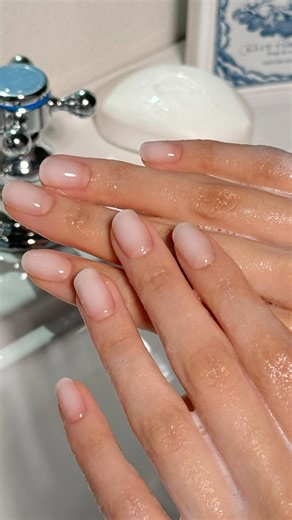 Soap Nails! 新款自然清透的設計🫧 低調又自然的一款設計🤍 百搭的款式，隨時搭配不同的服裝 N Coconut Jelly ND-097-G 🥥 讓人聯想起椰子碎片的柔和白色甲貼, 淡淡的乳白色與煙燻自然融合的, 形成和諧的漸變效果, 展現高檔、溫柔感覺 通透自然的美甲，自然不誇張的款式🥥🤍 讓你隨意搭配屬於你的時尚 快到官網尋找屬於你的美甲吧~ 享受Me Time讓你找回自己的ohora🫶🏻 ______________________________ 日韓暢銷凝膠指甲貼No.1🥇 透過ohora研發的60%「半硬化凝膠」技術， 帶來全新、專業的美甲體驗 💅🏻 #ohora #ohoraHK #KosmeticsBeauty #美甲 #gel甲 #指甲貼 #nailart #nailstrip #nail #gelnails #nailstyles #naildesigns | Ohora Hong Kong