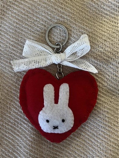 DIY Cute Felt Keychain ⭐️ i love miffy sm!! Also a last minute handmade Christmas gift idea?! #diyideas #giftideas #diygift #crafts #handmade (cute DIY, christmas gift, felt crafts)