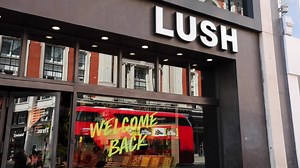Lush Oxford Street is back and fresher than ever! 🥳🛀💄💆☕💐📚 Stop by and get lost in the Lush experience; - over 100 new exclusives - a gorgeous floristry space - a lavish Perfume Library - our transformative Spa - PlantWorks Coffee, a vegan cafe overlooking Oxford Street | LUSH Oxford Street