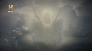 La teoría del "paleocontacto" sugiere que textos bíblicos son evidencia de visitas extraterrestres. Historias de ángeles caídos coinciden y podría tratarse de seres de otro planeta que vinieron a asistir a la humanidad, ejemplo de ello, las estructuras megalíticas de Baalbek. Si eres fan de Alienígenas Ancestrales, mira los episodios completos en https://latam.historyplay.tv/ | HISTORY