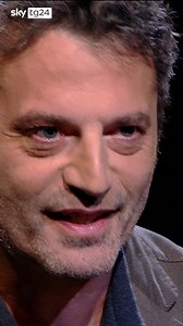 È Guido Caprino il protagonista della nuova puntata di #Stories, il ciclo di interviste ai principali interpreti dello spettacolo di #SkyTg24. Ospite del vicedirettore della testata Omar Schillaci, con la regia di Francesco Venuto, l’attore si racconta in “Guido Caprino – L’arte della scena”. In onda giovedì 13 marzo alle 21.00 su Sky TG24, sabato 15 marzo alle 13:20 su Sky Arte e sempre disponibile On Demand. | Sky tg24