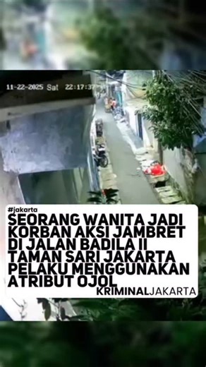 Seorang wanita yang sedang menunggu ojol di Jalan Badila II No.2, RW.5 , Jl manggabesar IX no 17 , Taman Sari, Jakarta Barat menjadi korban jambret pada Sabtu (22/11/25) pukul 22:17 WIB. Saksi tukang bakso yang kebetulan mengejar menyebutkan jika pelaku jambret menggunakan atribut ojol gjk. Harap waspada ya warga, karena kejahatan selalu 1 langkah di depan kita. 📹: istimewa #kriminaljakarta #jakarta #jambret | Kriminal Jakarta