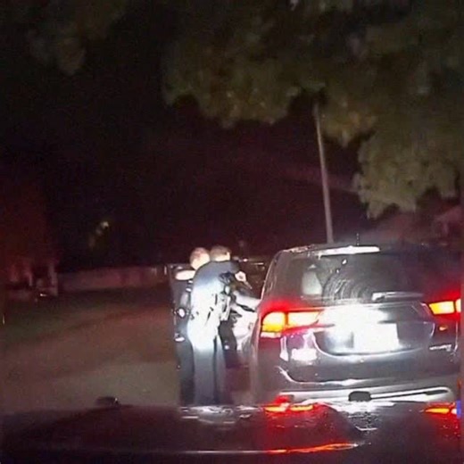 @terrifyingclips on Instagram: "… 日本利用压电瓷砖将脚步转化为电能。这些瓷 砖捕捉来自你脚步的动能。当你行走时，你的重量和动作会对瓷砖产生压力。 瓷砖会轻微弯曲，从而产生机械应力。瓷砖内部的压电材料将这种应力转化内电能。每一步都会产生少量电荷，而数百万步结合在一起就能产生足够的电力来驱动LED灯、数字显示屏和传感器。在像涩谷车站这样繁忙的地方，每天大约有240万个脚步这一系统作出贡献。这些电能可以被储存或立即使用，从而减少对传统电力来源的依赖，并支持可持续的城市基础设施。这种方法将日常运动转化为实用的可再生能源 ＃日本#知识#事实 ＃你知道吗#推荐 #科技 #创新 #历史 #技术#实验#热门"