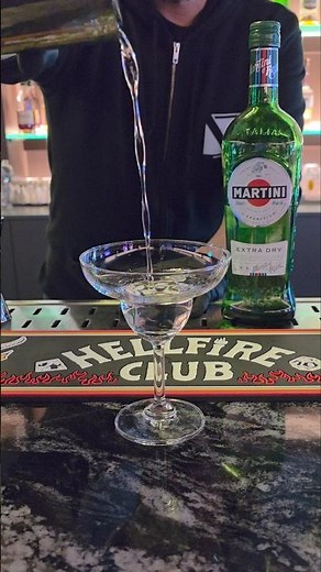 Easy Dry Martini 🍸 #classic #cocktail #Martini