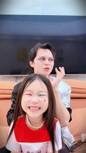 小丑会梳头发吗 #college #love #funny