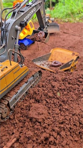 RC Excavator Loading Millipedes Into RC Truck, So Satisfying #shorts