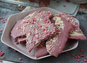 Recipe: personalized ruby & white chocolate bar gift