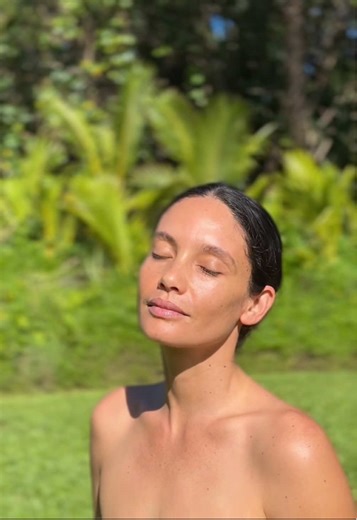 20 years as a model & esthetician = she knows good skin. ✨ Meet Brittney. 🌺 She’s breaking down exactly why our Pod Power Duo and its fresh activated Vitamin C is a game changer for her sun kissed skin. #VitaminC #LouluHawaii #explore #glowyskin