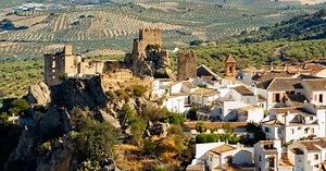 Los 5 pueblos poco conocidos e impresionantes de Andalucía que debes visitar alguna vez en la vida: piscinas naturales, castillos y leyendas sorprendentes