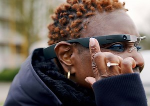 グーグルとオランダEnvision、視覚情報を音声で知らせてくれるAIメガネを開発 | 世界のソーシャルグッドなアイデアマガジン | IDEAS FOR GOOD