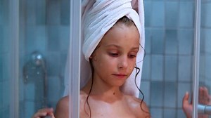 Little Girl Towel On Her Hair: vídeo stock (100% livre de direitos) 5488325 | Shutterstock
