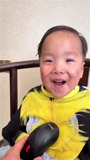 Mom played an "ultrasound" prank on her adorable son! 😂#FunnyBaby #CuteToddler #ParentingHumor