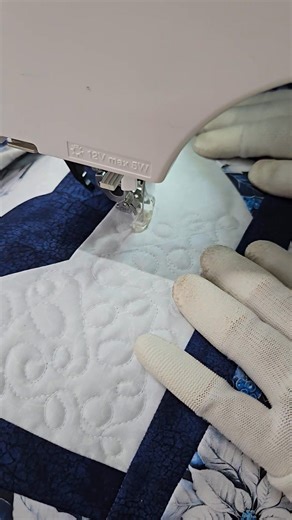 A little bit of free motion quilting on a Christmas table runner. What are you working on today?☺️ | Pink Petunia's Patchworks