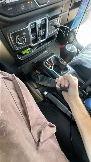 👉 How to Put Your (newer) Jeep Wrangler/Gladiator in 4WD (4H & 4L) and back into 2WD – Quick Demo!