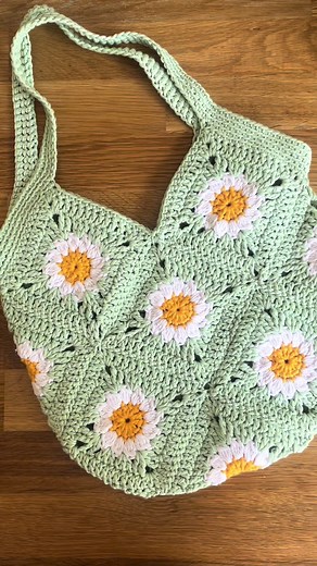 How to Assemble a Daisy Granny Square Bag | Crochet Tutorial