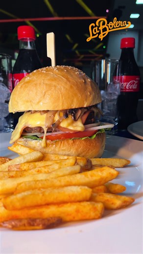 Un lugar, muchos planes ✨ 🎳 Bolos – Lanza, apunta y celebra cada strike. 🎱 Billar Pool – Partidas llenas de estilo y competencia. 🍔 Restaurante – Sabores que conquistan cada antojo. 🍹 Bar – Cocteles y tragos para brindar con los tuyos. 🎶 Música Chévere – El ritmo perfecto para tu diversión. 🎂 Cumpleaños – Festeja a lo grande, nosotros ponemos la fiesta. 🏆 Torneos – Demuestra quién es el mejor en la pista o la mesa. 📍 La Bolera Desde 1976 - Centro Comercial Unicentro-norte de Bogotá. Te e