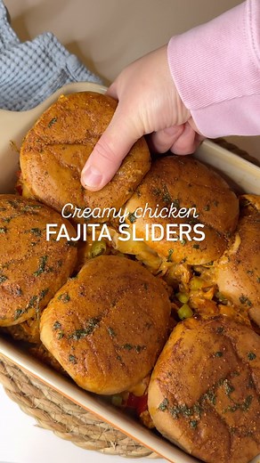 Petya Marinova | CREAMY CHICKEN FAJITA SLIDERS 🍔 The full recipe + macros is available on my recipe club platform ( meal plan week 32) including shopping... | Instagram