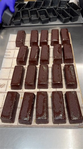 カカオにこだわった究極のチョコケーキ🍫 様々なチョコの原産地まで、直接買い付けに行くほどチョコレートの素材にこだわった専門店！ 店舗でカカオ豆から作るビーントゥーバーのチョコレートが食べられるのでおすすめ！ 🍚店名: マジドゥショコラ 住所: 東京都世田谷区奥沢6丁目33-14 最寄駅:自由ヶ丘駅から徒歩5分 営業時間：10:00〜19:00 定休日：火曜日 #東京グルメ#Japanesefood#tiktokfood