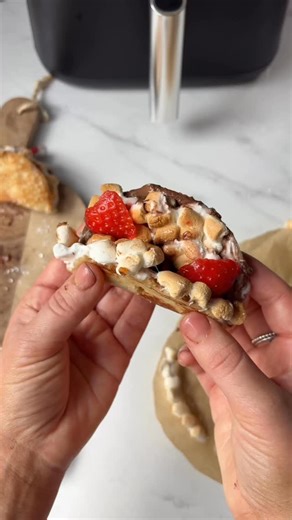 Friteuse à air, tacos aux crêpes S’mores Édition ! Ceux-ci sont si bons et ne prennent que 5 minutes à assembler ! J’ai utilisé des crêpes au babeurre prêtes à l’emploi, je les ai mises dans la friteuse à air avec des boutons en chocolat et des mini Guimauves. Environ 4 minutes à 170°C Fait l’affaire ! | Délices et Recettes au Air Fryer