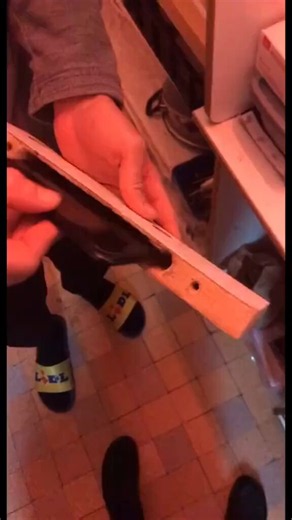 Nos taulards ont du talents...Voici les cachettes utilisées en prison pour dissimuler des téléphones ou autre stup... 😱Entre faux plafonds, prises électriques modifiées, chaussures creusées ou objets du quotidien transformés en compartiments secrets, certains détenus rivalisent réellement d’ingéniosité pour cacher du matos interdit 😭