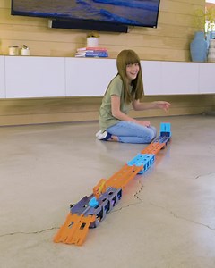 361K views · 208 reactions | Ist es ein Transporter oder eine Rennbahn? Wie wäre es mit beidem? Mit dem Hot Wheels 2-in-1 Spielset ist abwechslungsreicher Spielspaß garantiert! | Hot Wheels | Facebook