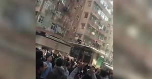 "Io come Robin Hood", il gesto di questo giovane manda in tilt il quartiere: ecco cosa ha fatto cadere da un grattacielo - Il Fatto Quotidiano