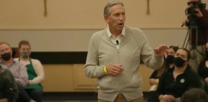 Video: Howard Schultz Compares Selflessness of Starbucks to That of Holocaust Prisoners