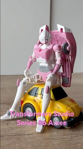 Transformers Studio Series 86 Deluxe Class Arcee Showcase